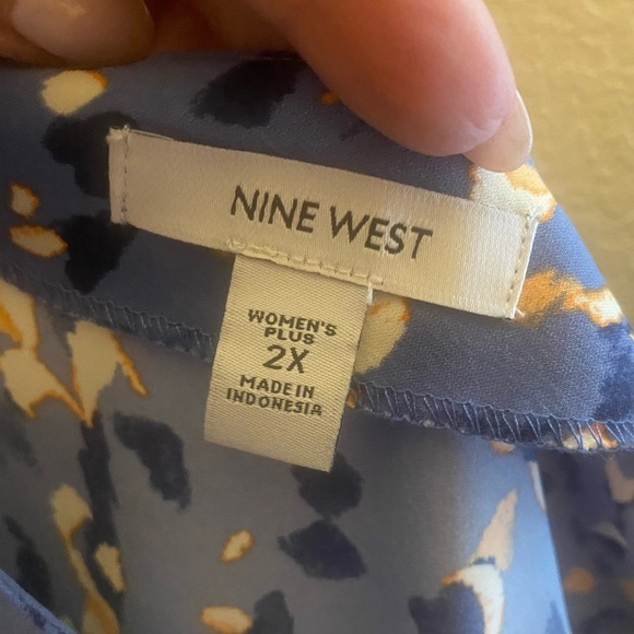 Nine West Blue/Pink Print -Asymmetrical neckline -One short -puff sleeve-2X - Picture 8 of 9